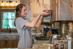 women cleaning kitchen